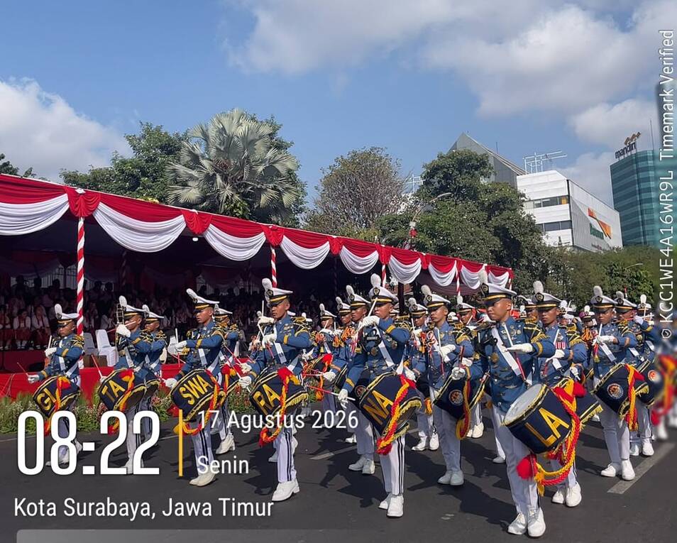 Aman dan Kondusif, Warga hingga Wisatawan Asing Antusias Nikmati Kemeriahan HUT ke-81 RI di Grahadi