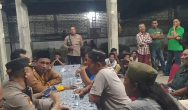 Minta "Uang Damai" Judol Puluhan Juta, Oknum Polsek Duduksampeyan Dikepung Massa